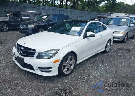2013 Mercedes-Benz C 250 z USA, uszkodzony, nr VIN WDDGJ4HB0DG045452